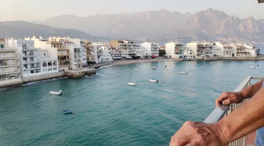 Vue panoramique de la baie de Rosas avec immeubles résidentiels méditerranéens sur la Costa Brava
