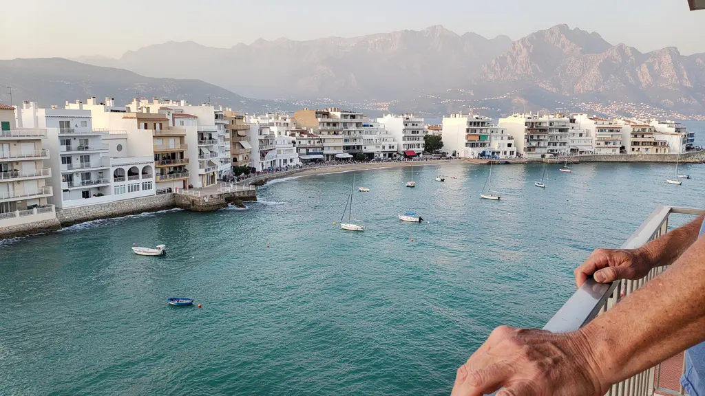 Vue panoramique de la baie de Rosas avec immeubles résidentiels méditerranéens sur la Costa Brava
